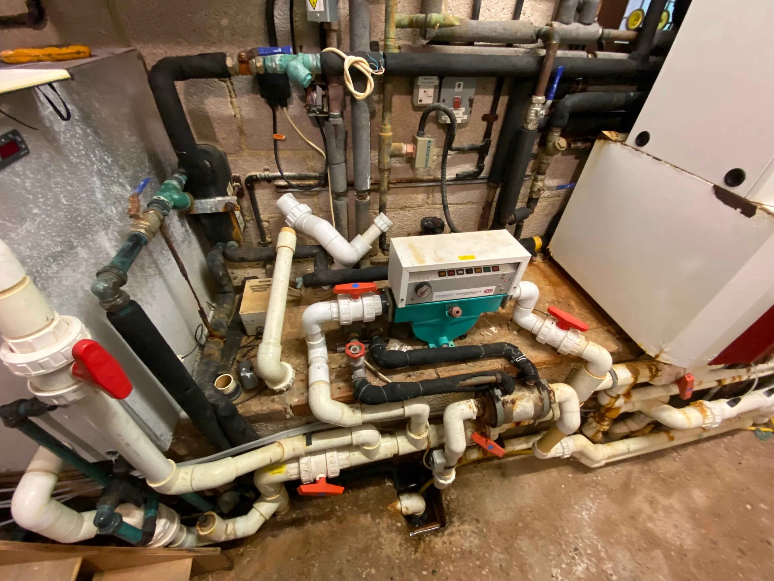 A bunch of pipes that are in a room.