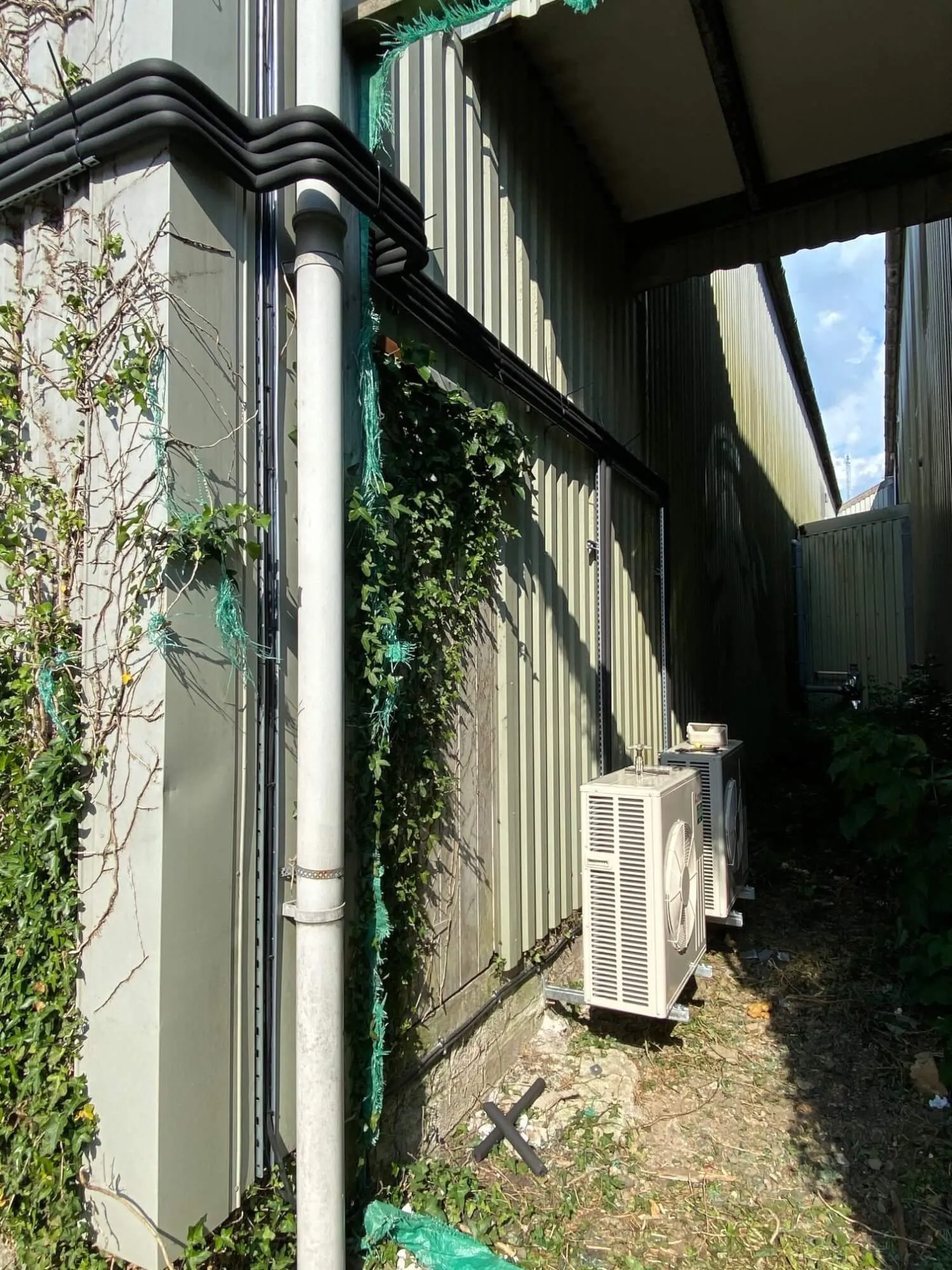 An air conditioner sitting next to a building.